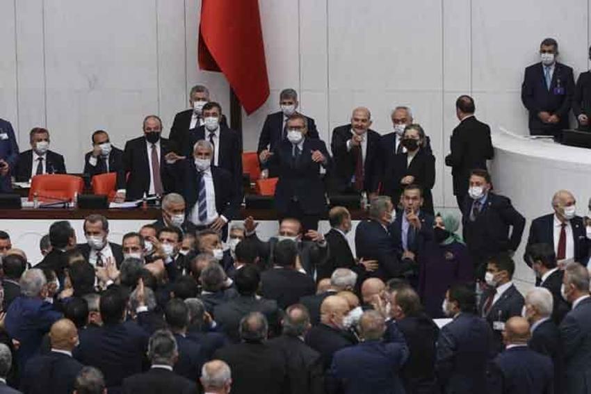 TBMM'de bütçe görüşmelerinde yumruklu kavga