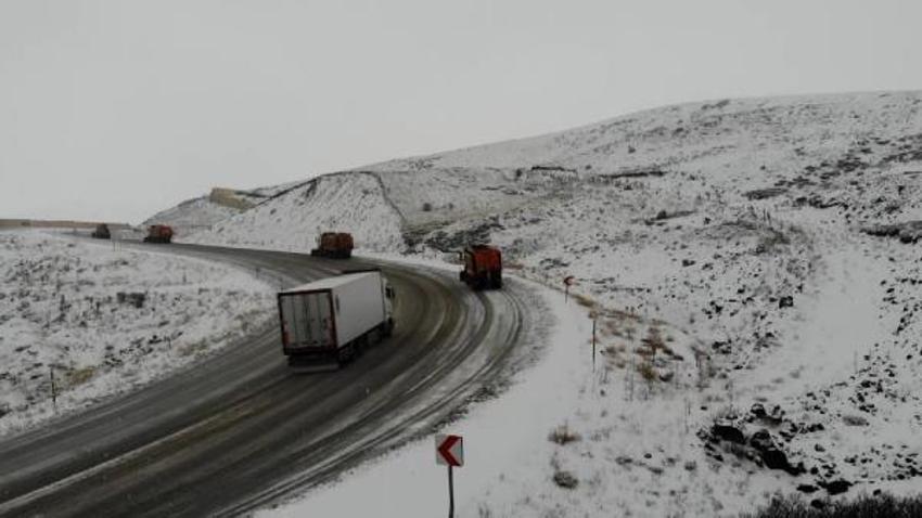Kar geri döndü! Şimdiden 30 santimi aştı, Meteoroloji'den art arda son dakika uyarıları geliyor, alarm seviyesine geçildi, onlarca kentte...