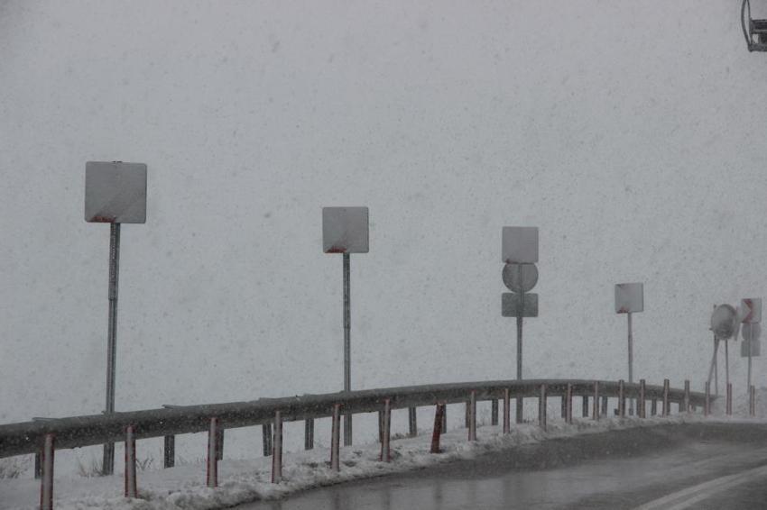 Kar geri döndü! Şimdiden 30 santimi aştı, Meteoroloji'den art arda son dakika uyarıları geliyor, alarm seviyesine geçildi, onlarca kentte...