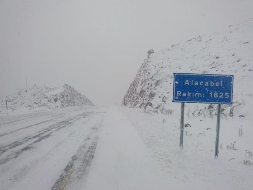 Kar geri döndü! Şimdiden 30 santimi aştı, Meteoroloji'den art arda son dakika uyarıları geliyor, alarm seviyesine geçildi, onlarca kentte...