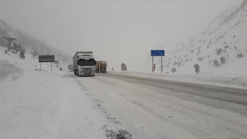Kar geri döndü! Şimdiden 30 santimi aştı, Meteoroloji'den art arda son dakika uyarıları geliyor, alarm seviyesine geçildi, onlarca kentte...
