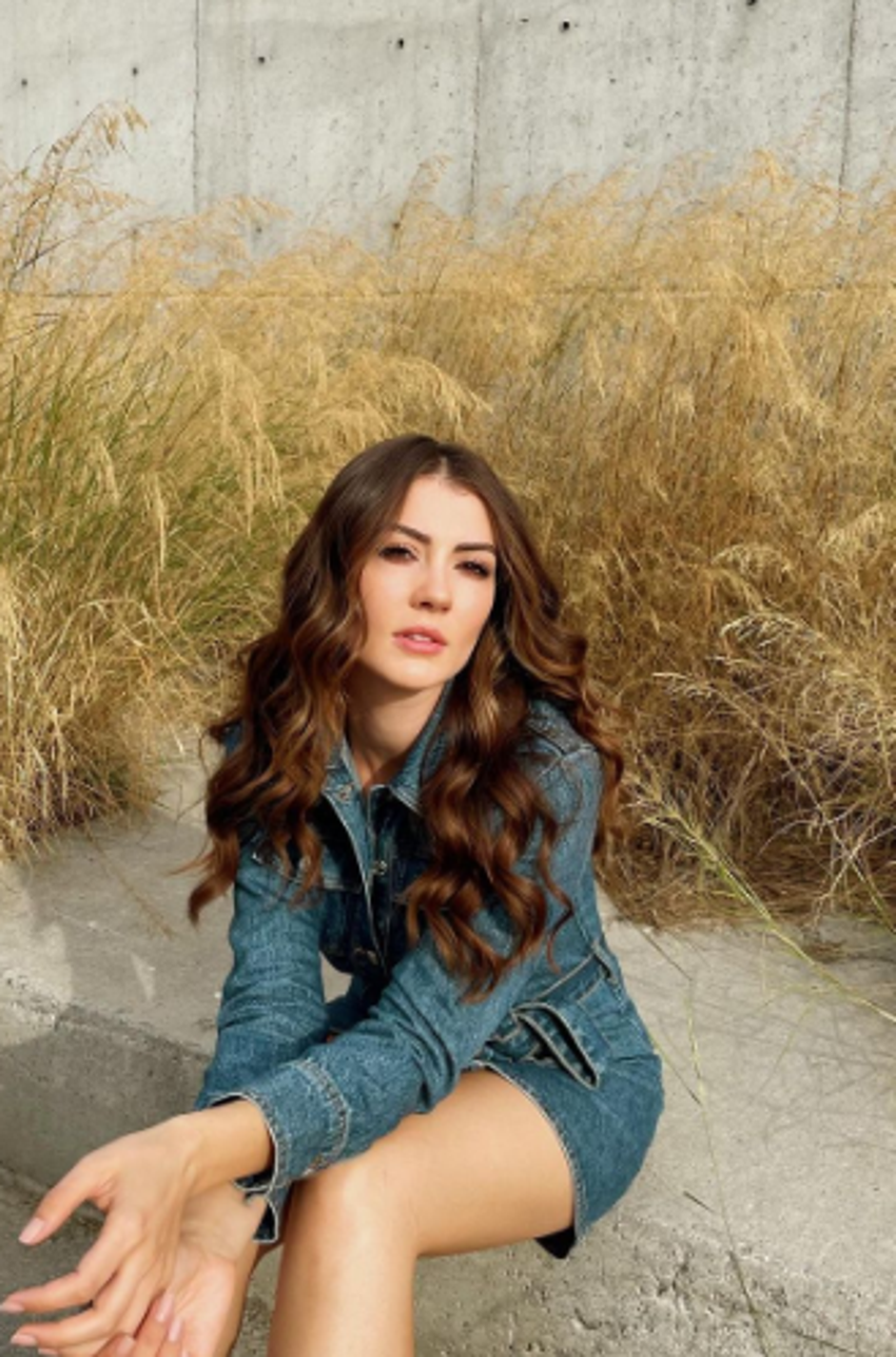 Burcu Özberk'in siyah elbiseli pozlarıyla Instagram'ı salladı!
