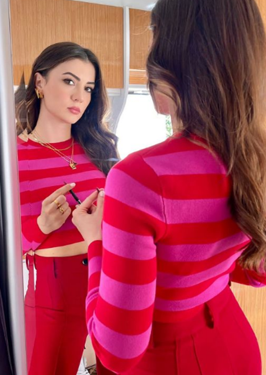 Burcu Özberk'in siyah elbiseli pozlarıyla Instagram'ı salladı!