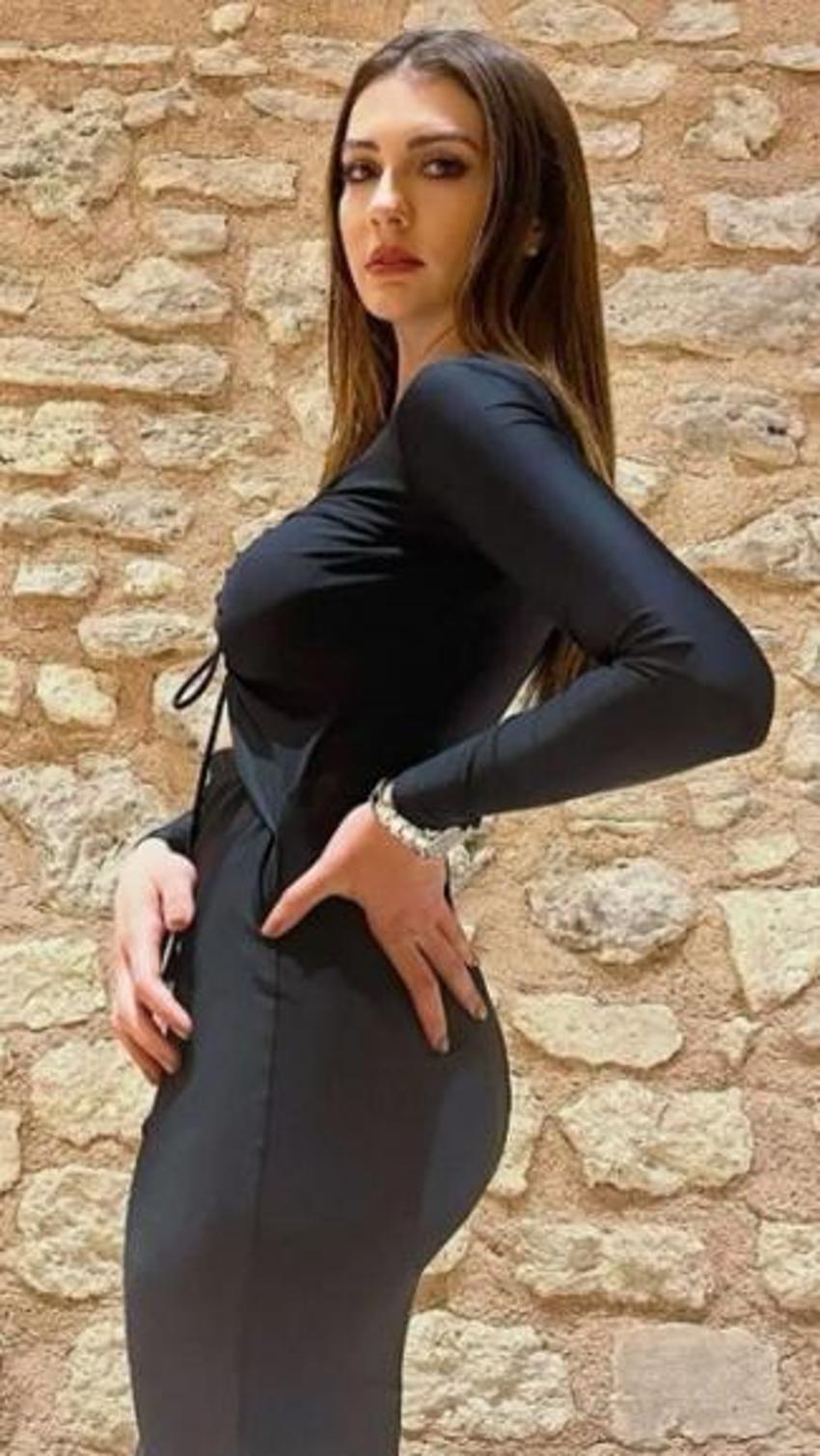 Burcu Özberk'in siyah elbiseli pozlarıyla Instagram'ı salladı!