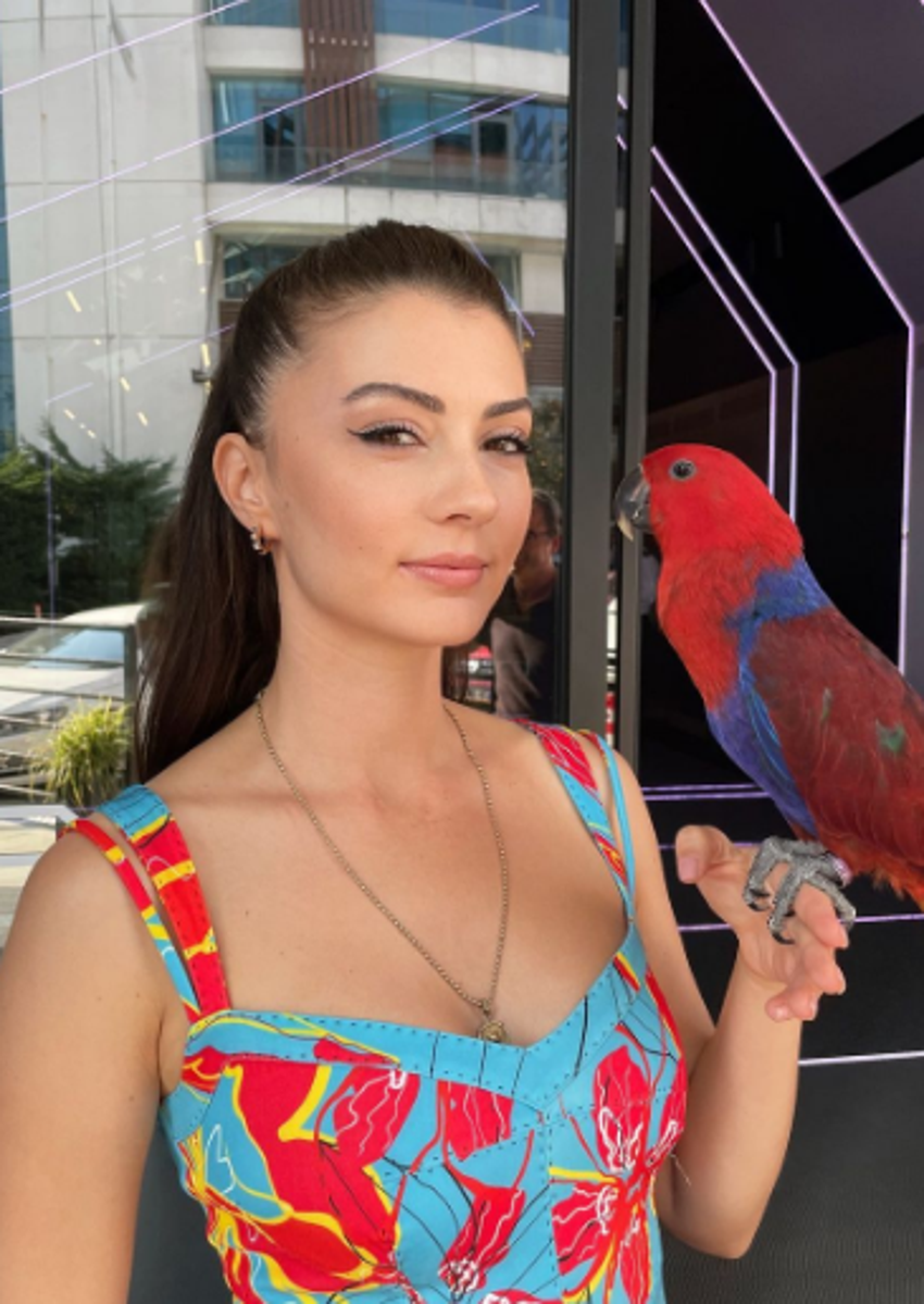 Burcu Özberk'in siyah elbiseli pozlarıyla Instagram'ı salladı!