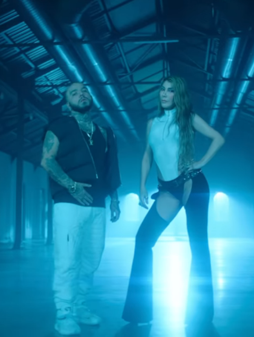 Hande Yener'in dekolteli klip kıyafeti çok konuşuldu!  O kareleri paylaştı...