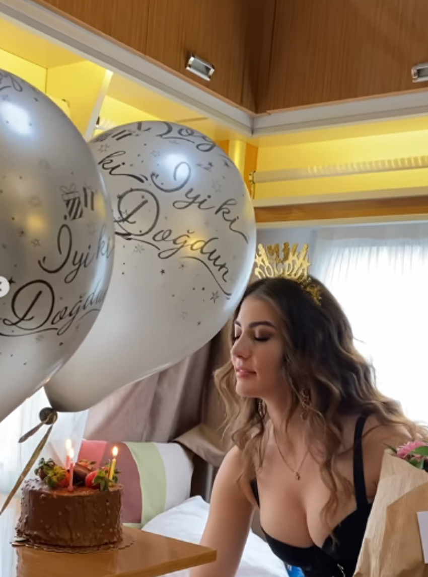 Burcu Özberk yeni yaşını kutladı! Dekoltesiyle çok konuşuldu...