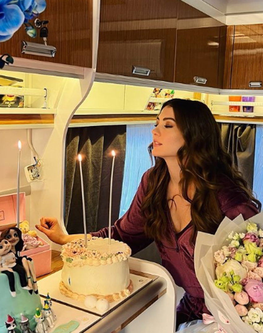 Burcu Özberk yeni yaşını kutladı! Dekoltesiyle çok konuşuldu...