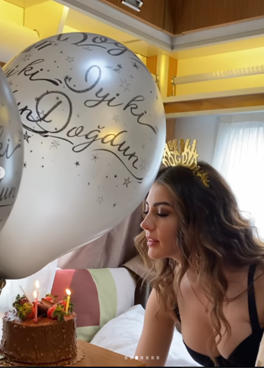 Burcu Özberk yeni yaşını kutladı! Dekoltesiyle çok konuşuldu...
