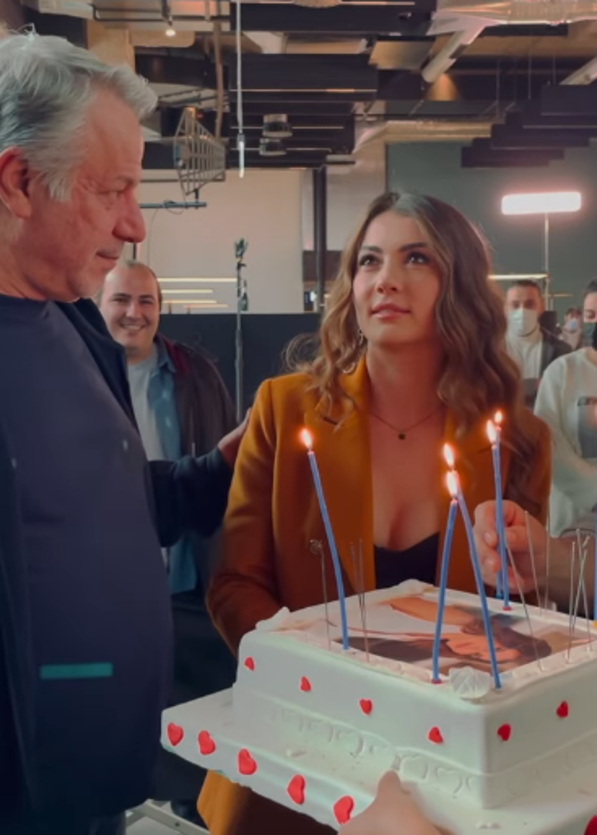 Burcu Özberk yeni yaşını kutladı! Dekoltesiyle çok konuşuldu...