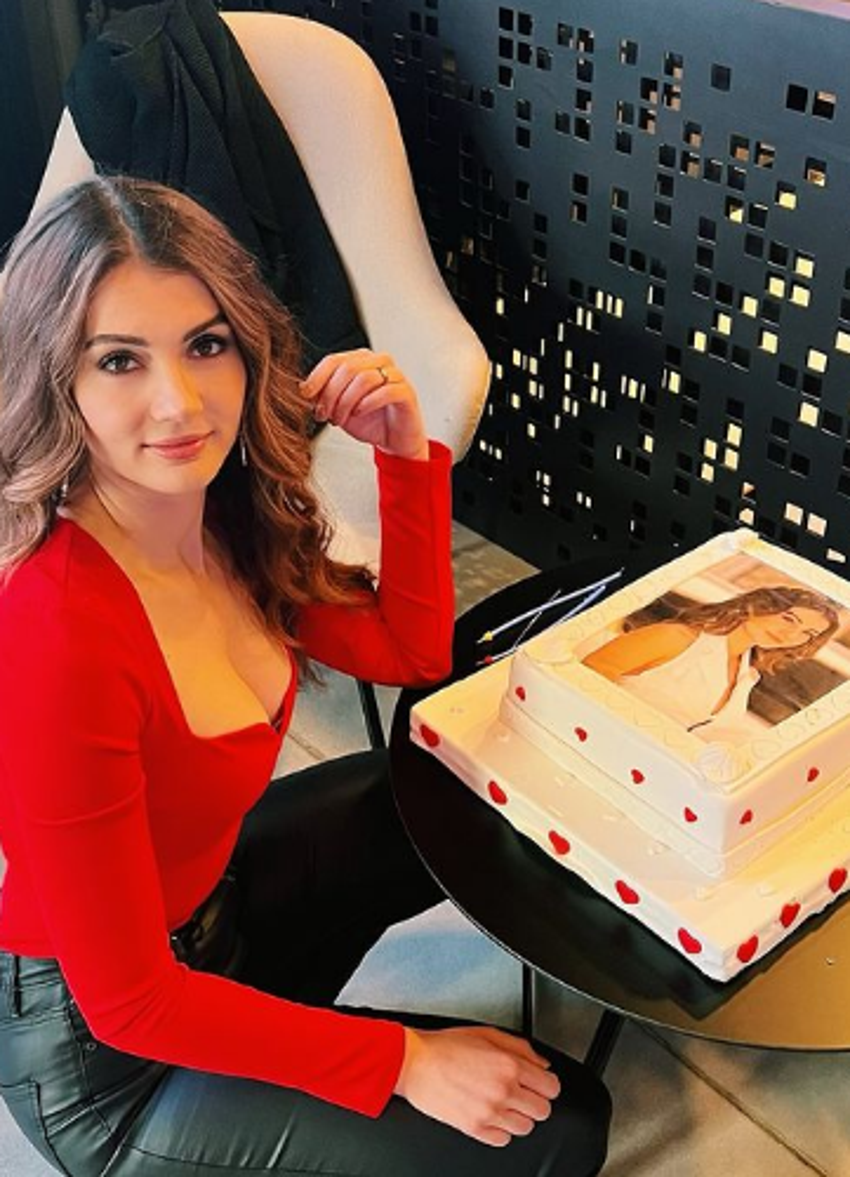 Burcu Özberk yeni yaşını kutladı! Dekoltesiyle çok konuşuldu...