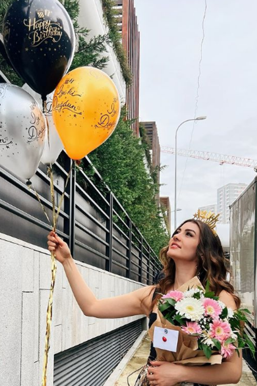Burcu Özberk yeni yaşını kutladı! Dekoltesiyle çok konuşuldu...