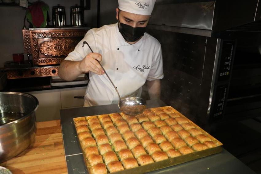 Altın tepside baklava 2,5 milyon lira