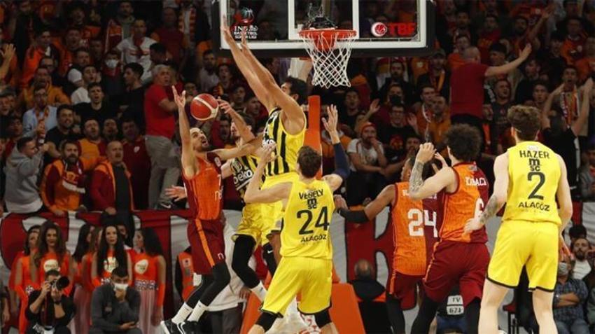 Galatasaray NEF - Fenerbahçe Beko derbisine Arda Turan damgası! Maçı kenardan izlerken bir anda...