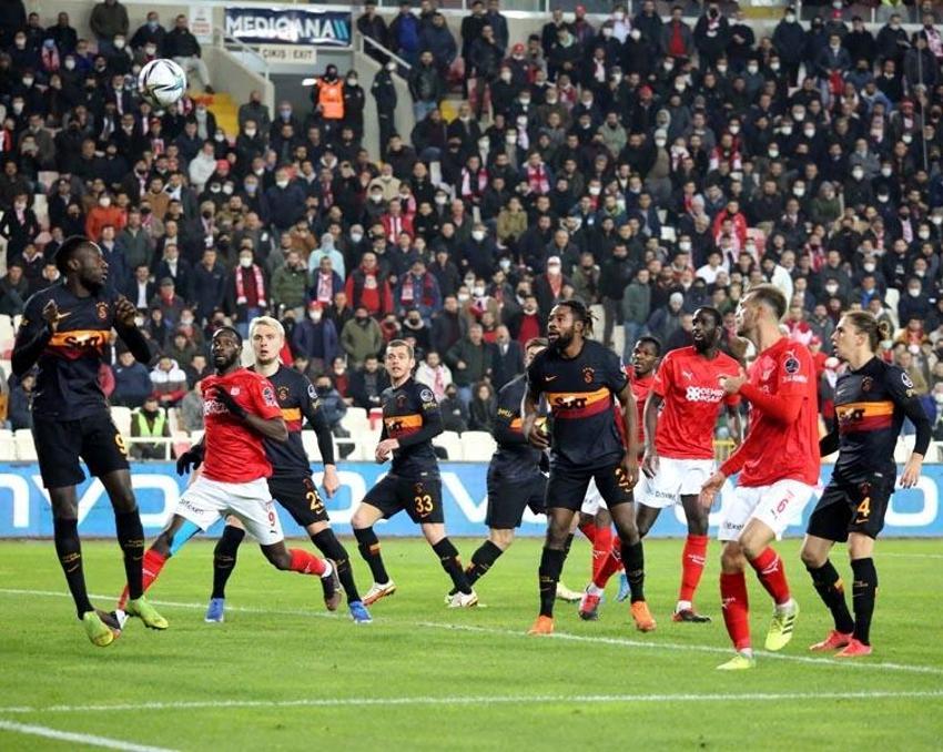 Sadece Galatasaray camiası değil Erman Toroğlu, Rıdvan Dilmen ve Ahmet Çakar bile isyan etti! 'VAR'ınızı yiyeyim'