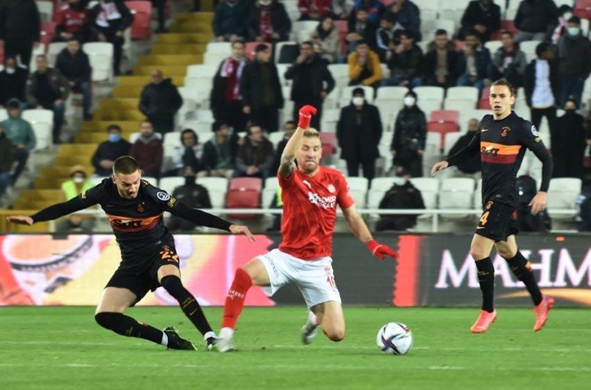 Sivasspor - Galatasaray maçından sonra Erman Toroğlu'ndan önce hakemlere sonra Burak Elmas'a yaylım ateşi! 'Artık bornozunla...'