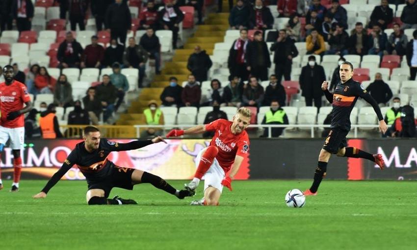 Sivasspor - Galatasaray maçından sonra Erman Toroğlu'ndan önce hakemlere sonra Burak Elmas'a yaylım ateşi! 'Artık bornozunla...'