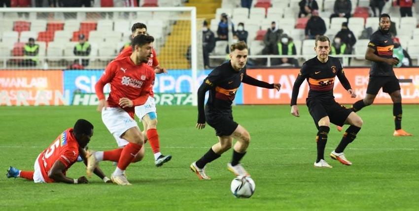 Sivasspor - Galatasaray maçından sonra Erman Toroğlu'ndan önce hakemlere sonra Burak Elmas'a yaylım ateşi! 'Artık bornozunla...'