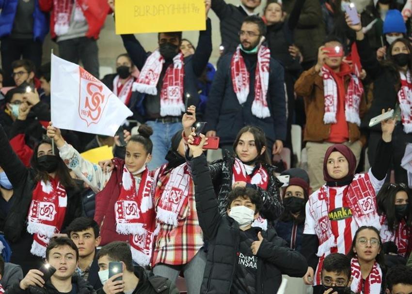 Sivasspor - Galatasaray maçından sonra Erman Toroğlu'ndan önce hakemlere sonra Burak Elmas'a yaylım ateşi! 'Artık bornozunla...'