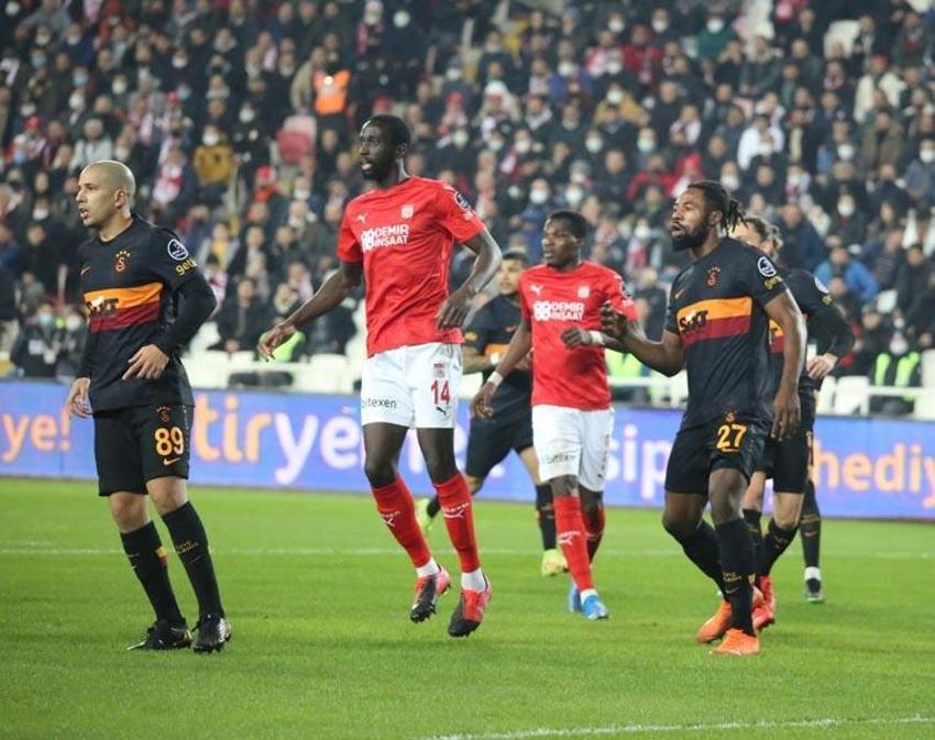 Sivasspor - Galatasaray maçından sonra Erman Toroğlu'ndan önce hakemlere sonra Burak Elmas'a yaylım ateşi! 'Artık bornozunla...'