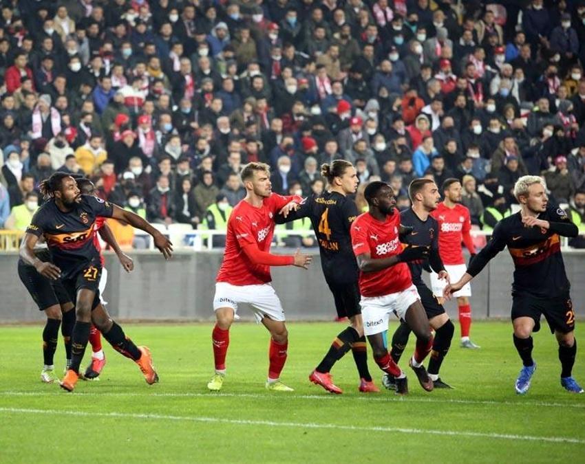 Sivasspor - Galatasaray maçından sonra Erman Toroğlu'ndan önce hakemlere sonra Burak Elmas'a yaylım ateşi! 'Artık bornozunla...'