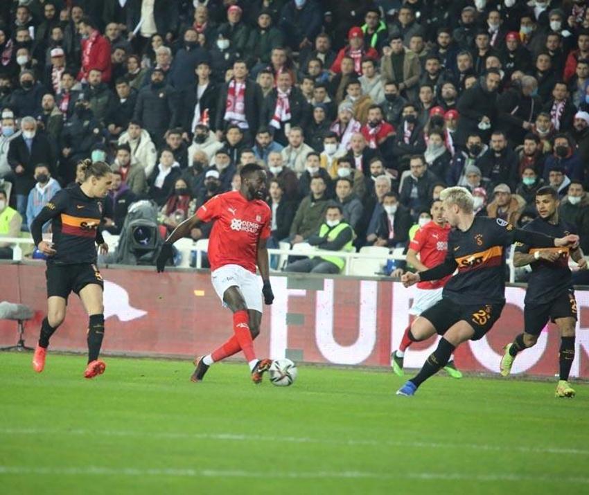 Sivasspor - Galatasaray maçından sonra Erman Toroğlu'ndan önce hakemlere sonra Burak Elmas'a yaylım ateşi! 'Artık bornozunla...'