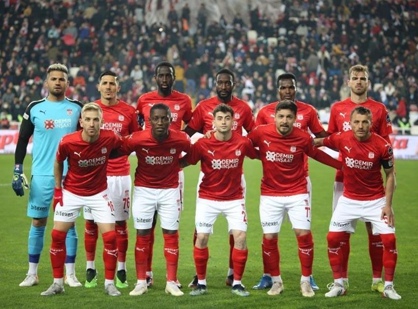 Sivasspor - Galatasaray maçından sonra Erman Toroğlu'ndan önce hakemlere sonra Burak Elmas'a yaylım ateşi! 'Artık bornozunla...'