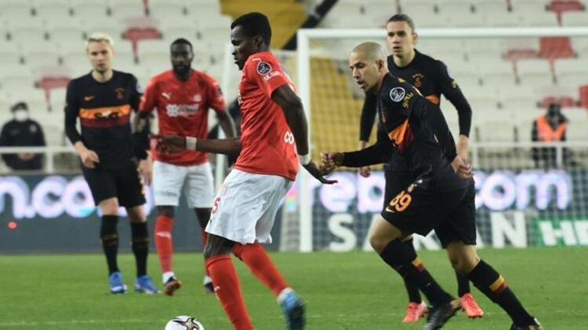 Türkiye'nin penaltı dediği Diagne'nin pozisyonu olay oldu Muslera'yı sakatlayan Luyindama hedefe kondu! 'Neden Luyindama neden?'