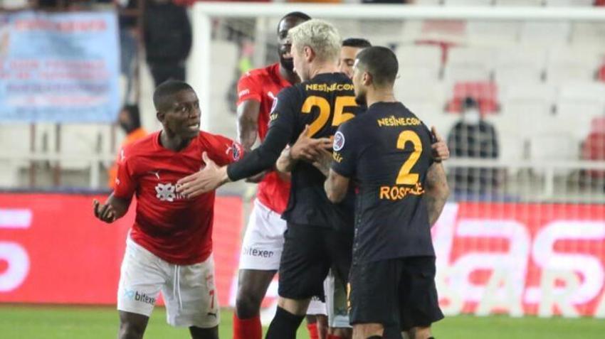Türkiye'nin penaltı dediği Diagne'nin pozisyonu olay oldu Muslera'yı sakatlayan Luyindama hedefe kondu! 'Neden Luyindama neden?'