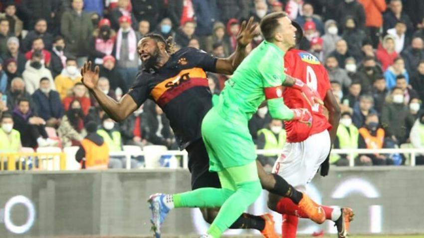Türkiye'nin penaltı dediği Diagne'nin pozisyonu olay oldu Muslera'yı sakatlayan Luyindama hedefe kondu! 'Neden Luyindama neden?'