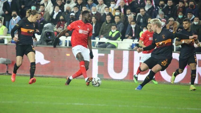 Türkiye'nin penaltı dediği Diagne'nin pozisyonu olay oldu Muslera'yı sakatlayan Luyindama hedefe kondu! 'Neden Luyindama neden?'