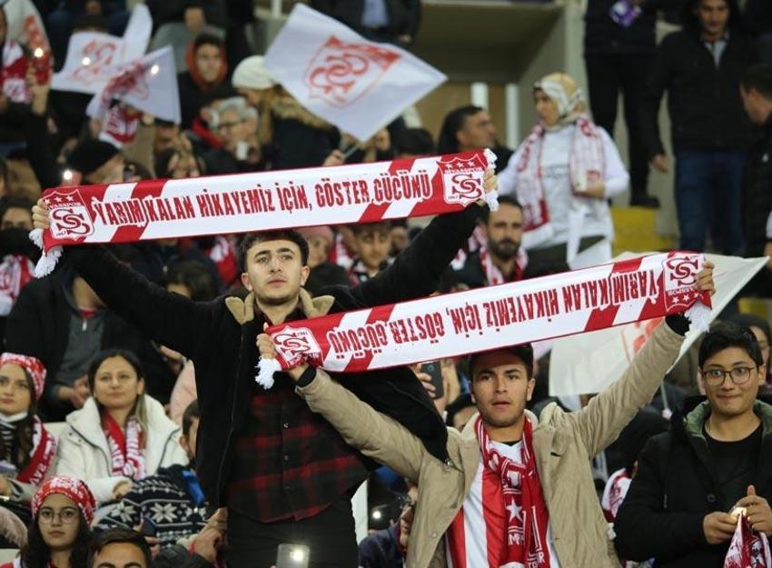 Türkiye'nin penaltı dediği Diagne'nin pozisyonu olay oldu Muslera'yı sakatlayan Luyindama hedefe kondu! 'Neden Luyindama neden?'