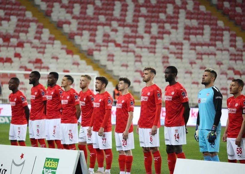 Türkiye'nin penaltı dediği Diagne'nin pozisyonu olay oldu Muslera'yı sakatlayan Luyindama hedefe kondu! 'Neden Luyindama neden?'