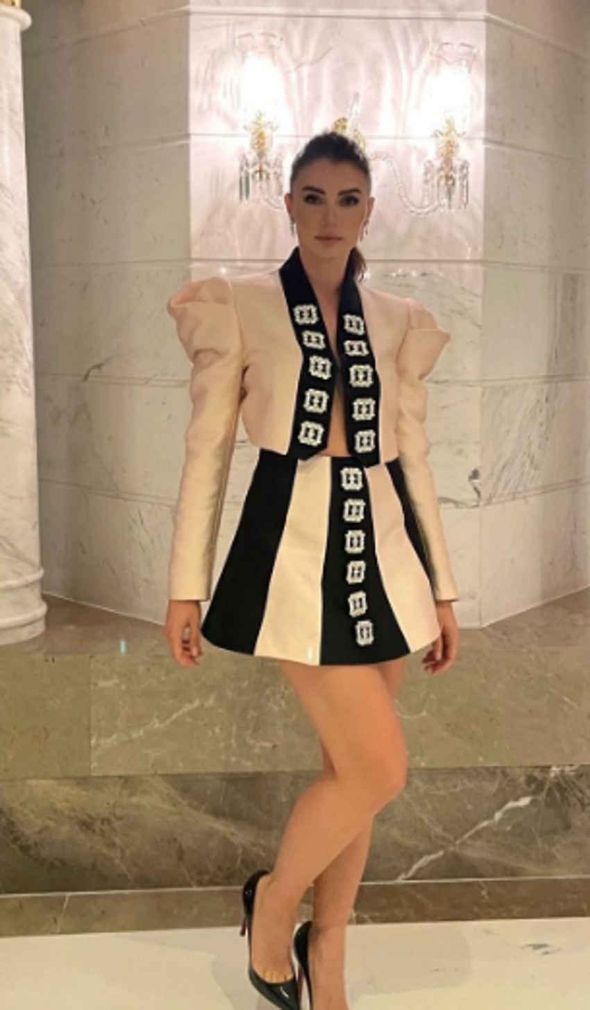 Burcu Özberk'ten bikinili paylaşım!