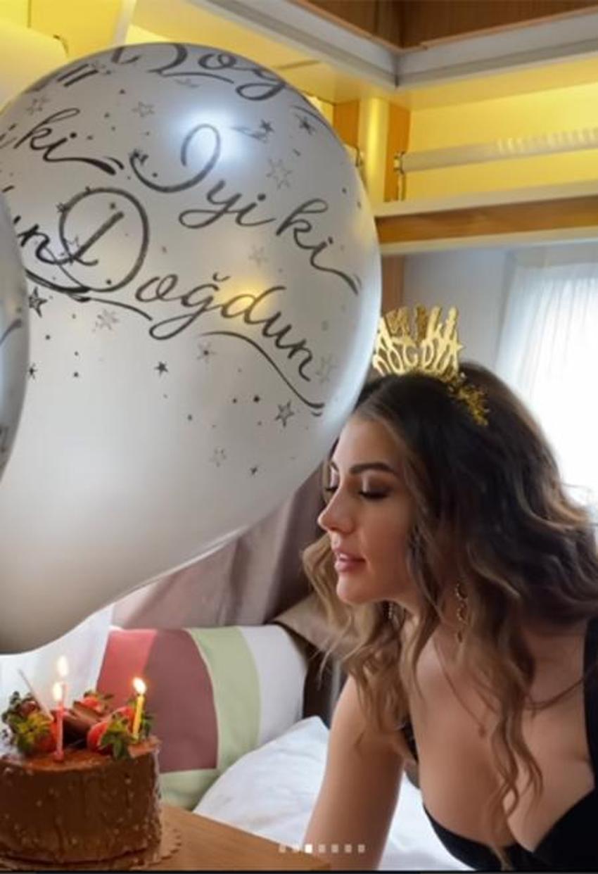 Burcu Özberk'ten bikinili paylaşım!