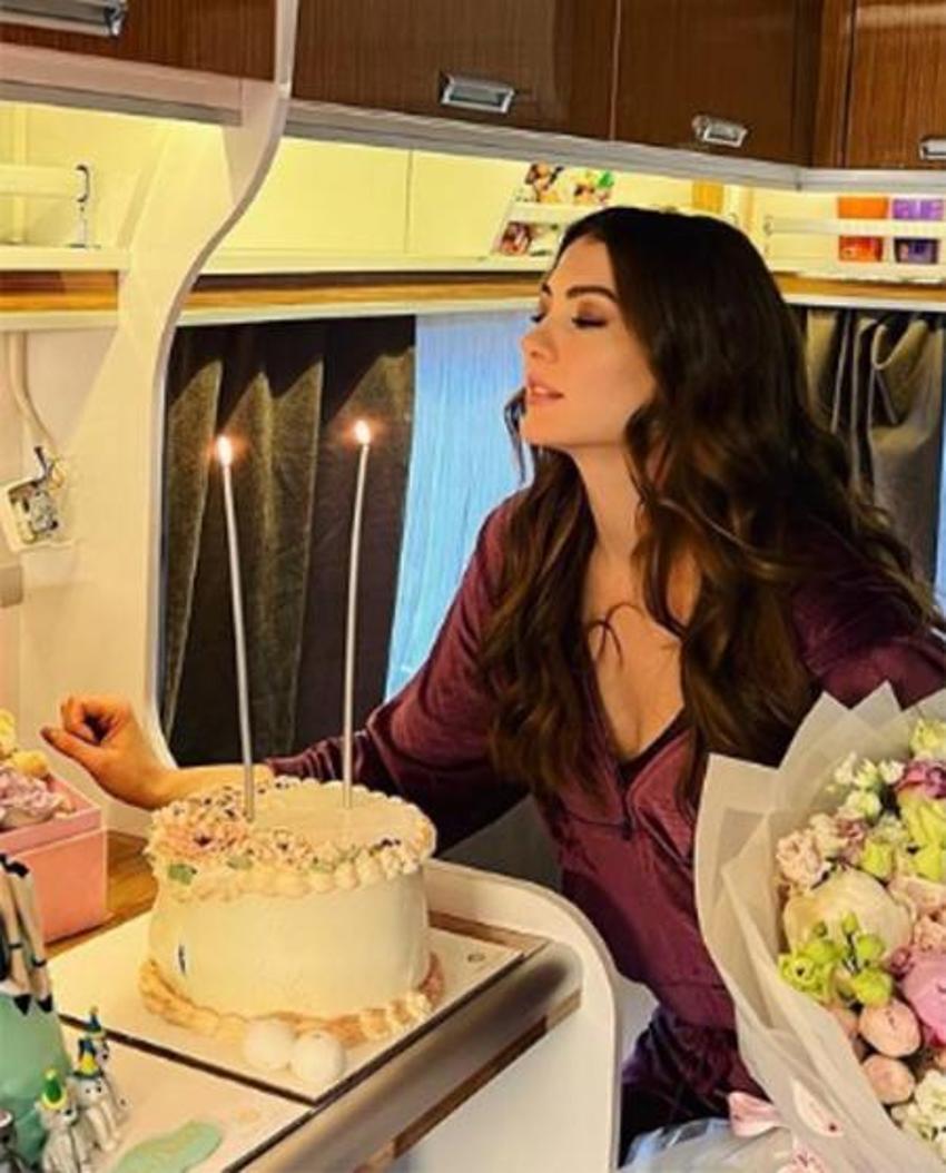 Burcu Özberk'ten bikinili paylaşım!