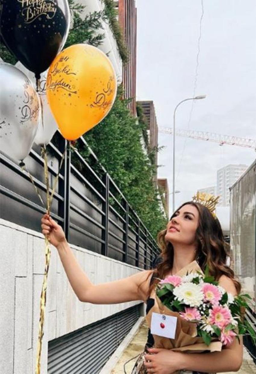 Burcu Özberk'ten bikinili paylaşım!
