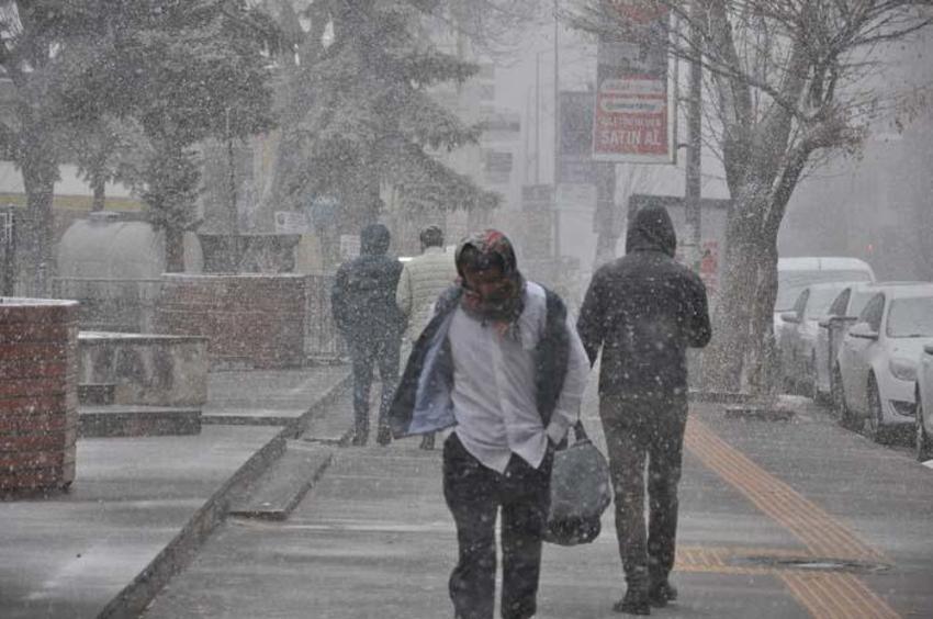 Meteoroloji'den son dakika kar yağışı uyarısı! Onlarca ilde başladı, çok kuvvetli! İstanbul'a da kar geldi...