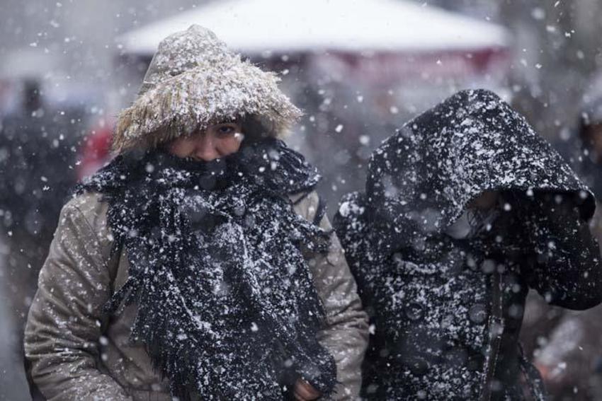 Meteoroloji'den son dakika kar yağışı uyarısı! Onlarca ilde başladı, çok kuvvetli! İstanbul'a da kar geldi...