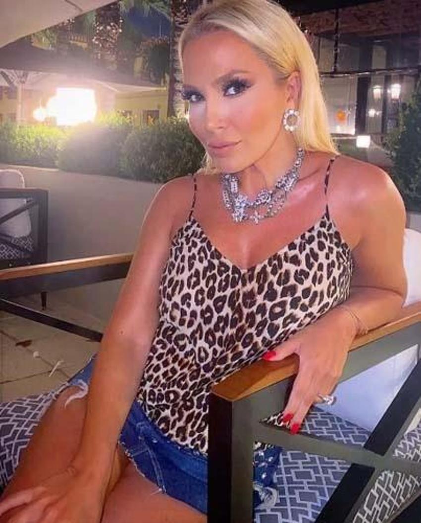 Lerzan Mutlu göğüs dekolteli pozunu paylaştı!