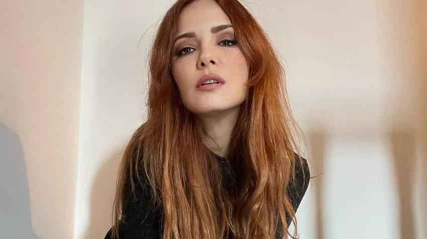 Mine Tugay yırtmaçlı mavi elbisesiyle poz verdi! Beğeni yağdı...