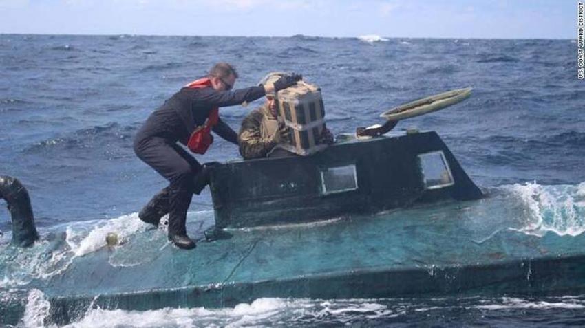 Umman Körfezi'nde gemi havaya uçtu! ABD donanması İranlı gemicileri kurtardı...