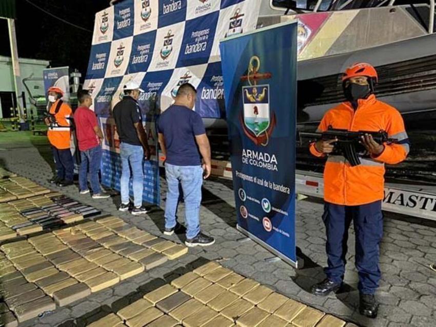 Umman Körfezi'nde gemi havaya uçtu! ABD donanması İranlı gemicileri kurtardı...