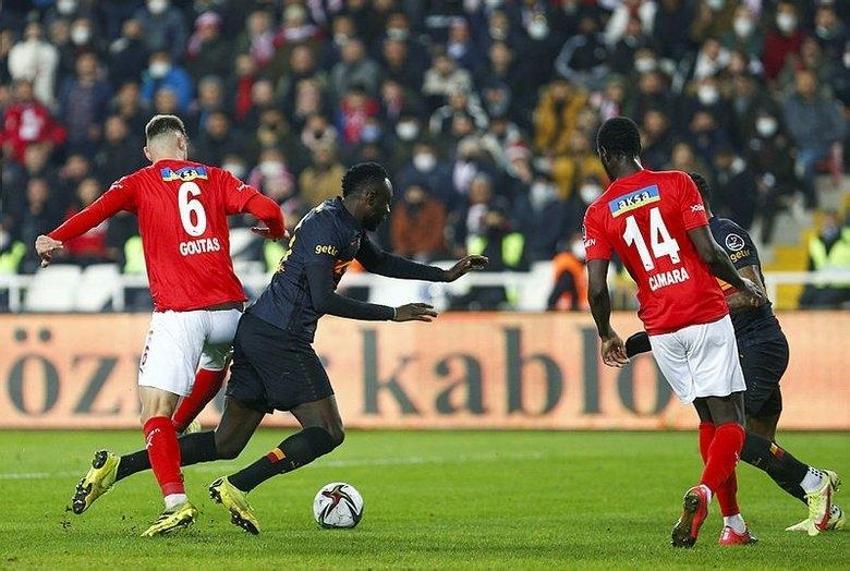 Erman Toroğlu Süper Lig'de yaşanan skandal olayı ortaya çıkardı! Hakem maçtan sonra önce indirip sonra top toplayıcıyı...