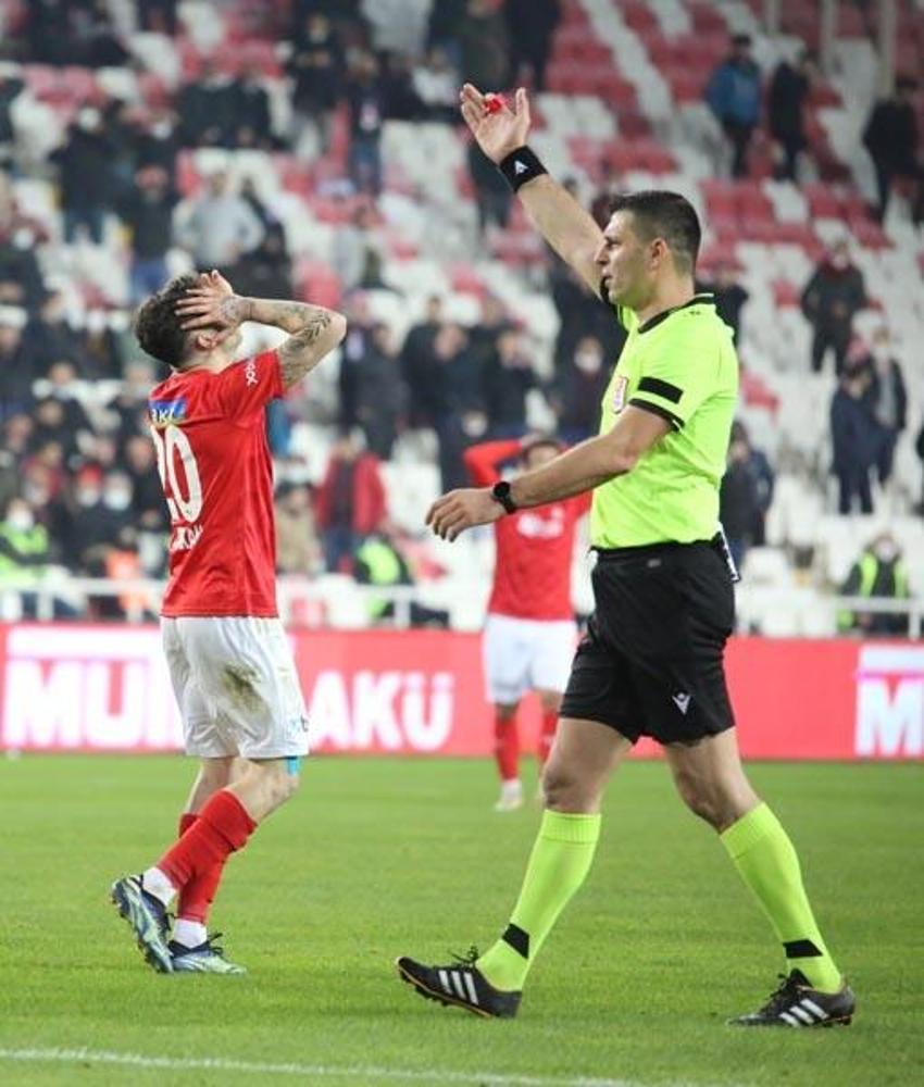 Erman Toroğlu Süper Lig'de yaşanan skandal olayı ortaya çıkardı! Hakem maçtan sonra önce indirip sonra top toplayıcıyı...