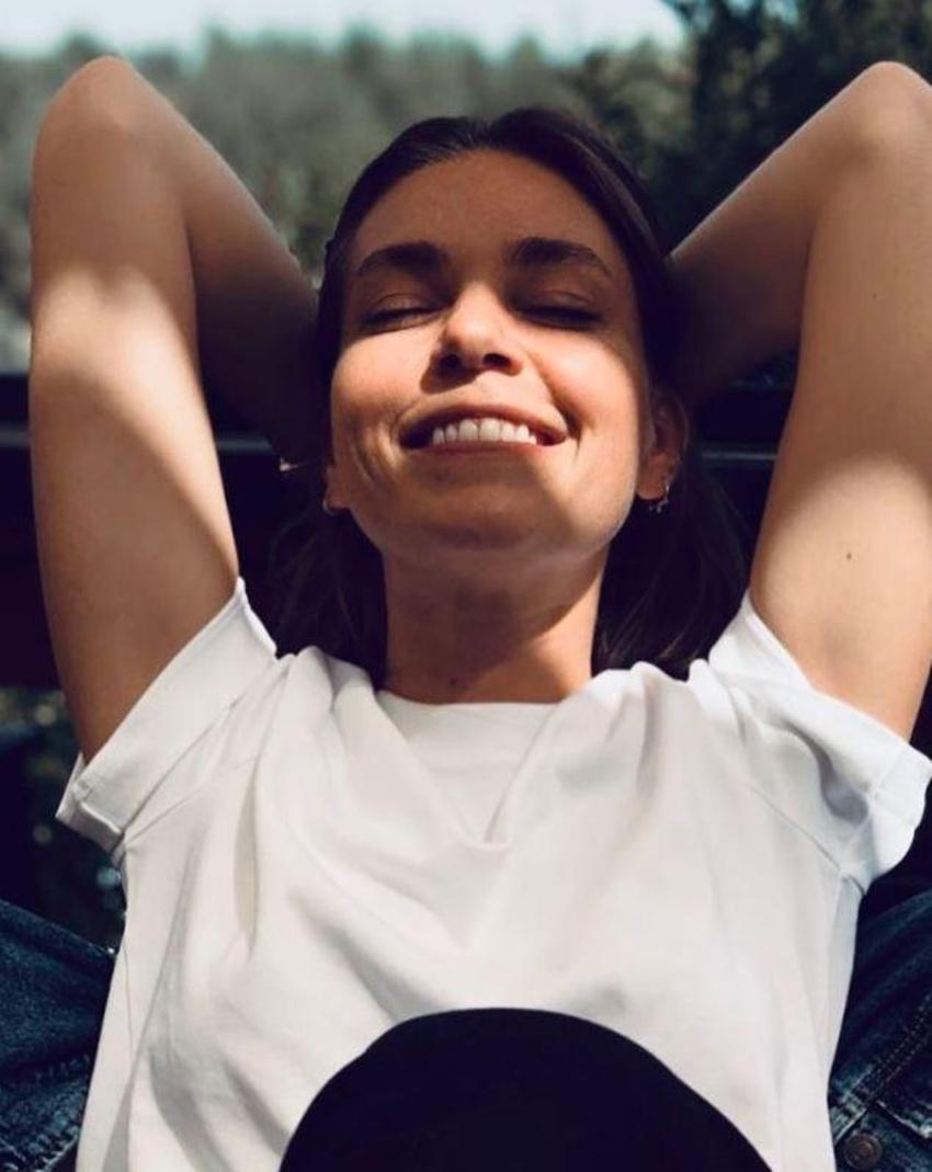 Aslı Enver'den ayna pozu! Fit görüntüsüyle dikkat çekti