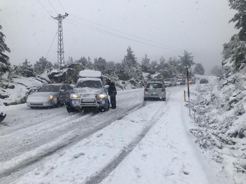 Kar bu gece dönüyor! Radarda göründü, Meteoroloji son dakika kodu ile duyurdu, sıcaklıklar aniden düşüyor, onlarca kent için alarma geçildi, pek çok yerde başladı, İstanbul'a geliyor...