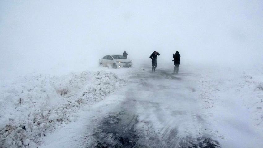 Kar bu gece dönüyor! Radarda göründü, Meteoroloji son dakika kodu ile duyurdu, sıcaklıklar aniden düşüyor, onlarca kent için alarma geçildi, pek çok yerde başladı, İstanbul'a geliyor...