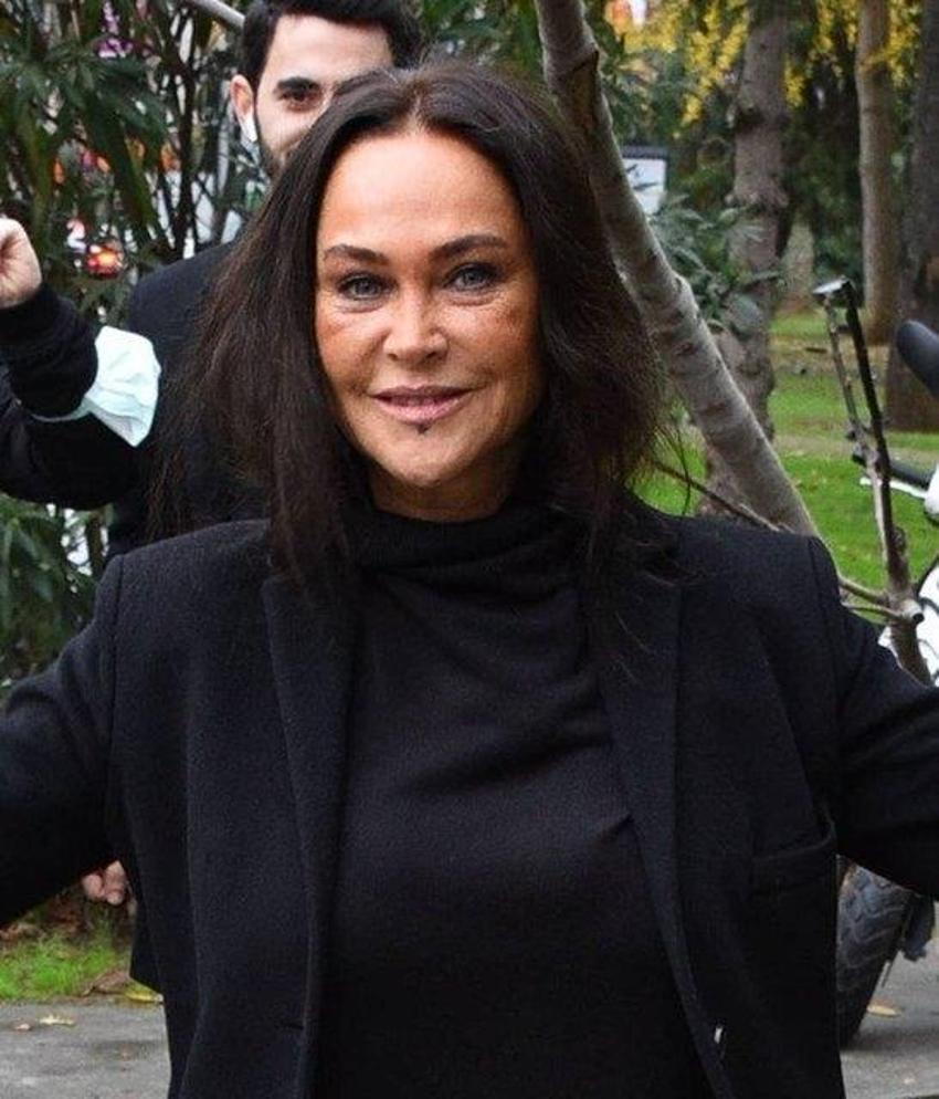 Hülya Avşar jartiyerli kıyafetiyle adından söz ettirdi!
