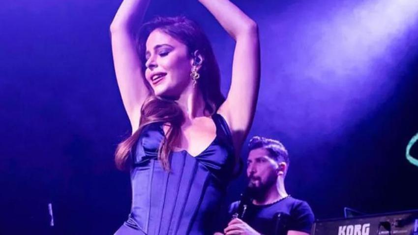 Simge Sağın mini elbisesiyle sahnede! Paylaşımına beğeni yağdı...
